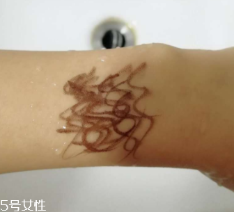 kiss me眼線筆怎么卸？卸妝水直接擦拭即可