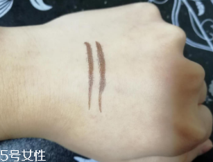 kiss me眼線筆怎么卸？卸妝水直接擦拭即可