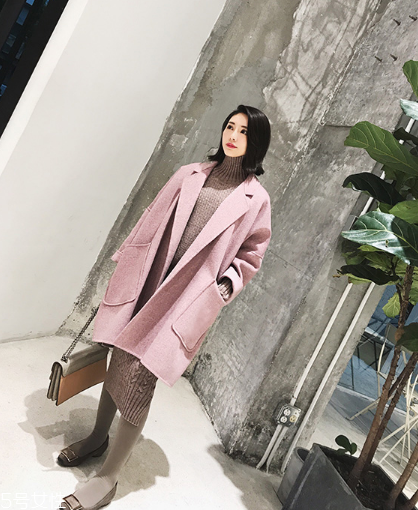 粉色外套怎么搭配？粉嫩少女系穿搭