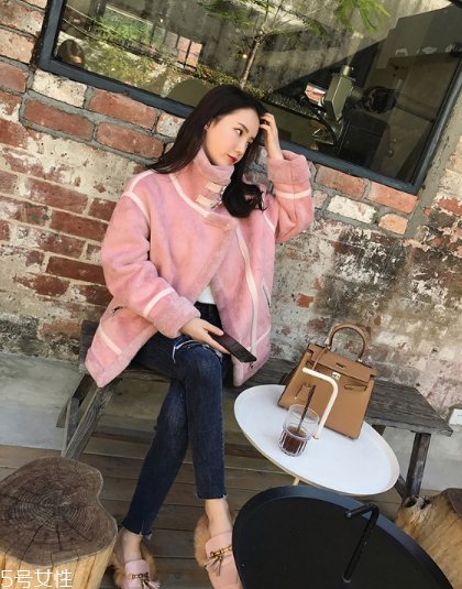粉色外套怎么搭配？粉嫩少女系穿搭