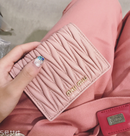 miumiu是什么旗下的？明星偏偏鐘愛它