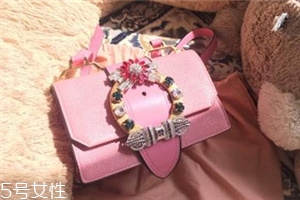 miumiu是什么旗下的？明星偏偏鐘愛它