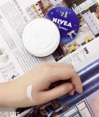 妮維雅小藍(lán)罐很油嗎？清爽不油膩