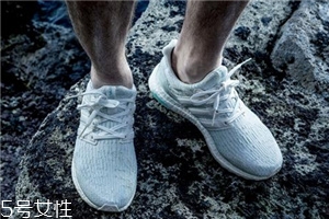 運動鞋夾腳怎么辦？巧妙利用濕報紙