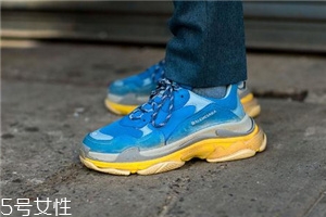 運(yùn)動鞋里面磨破怎么辦？找有經(jīng)驗(yàn)的鞋匠修補(bǔ)