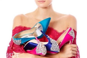 badgley mischka鞋子偏大嗎？時尚與奢華并存的紅毯戰(zhàn)靴