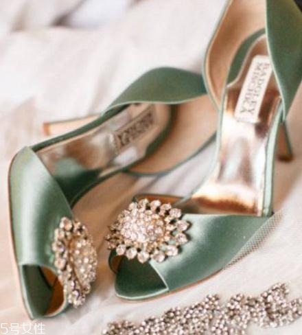 badgley mischka鞋子偏大嗎？時尚與奢華并存的紅毯戰(zhàn)靴