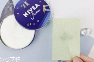 妮維雅小藍(lán)罐很油嗎？清爽不油膩