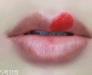 絲絨口紅和啞光哪個(gè)好？正式場合用啞光