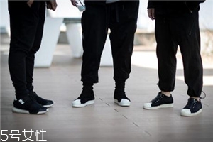 運(yùn)動(dòng)鞋沾土如何清理？泥土漬清理要仔細(xì)