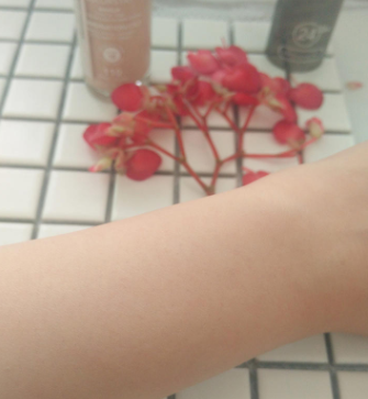露華濃粉底液遮瑕效果好嗎？效果一般