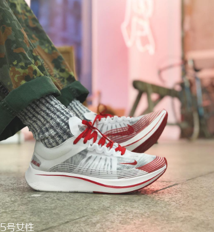 運動鞋比皮鞋大一碼還是小一碼？
