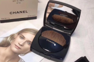 Chanel香奈兒柔光蜜粉餅好用嗎？春夏妝容救星