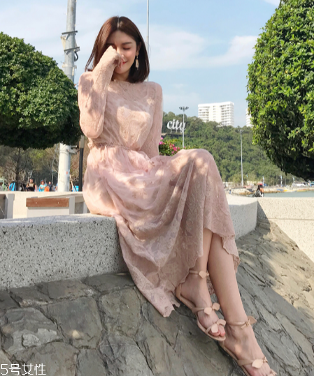 春天穿什么款式連衣裙好看？讓你早春美翻天