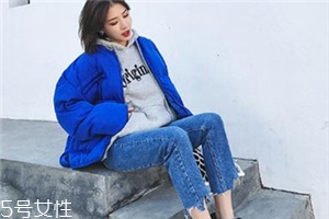 牛仔褲可以配皮鞋嗎？搭出時尚街拍范兒