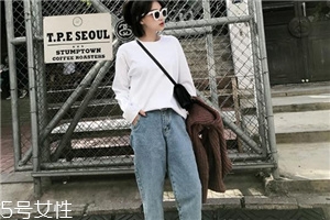牛仔褲要翻過(guò)來(lái)洗嗎？翻過(guò)來(lái)洗可以減少褪色