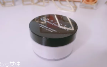 蜜粉能用在嘴唇上嗎？打造啞光唇妝