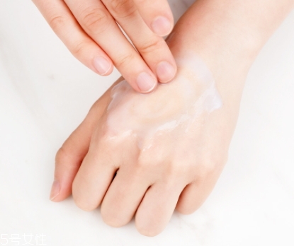 乳液可以抹頭發(fā)嗎？乳液可以防止頭發(fā)分叉