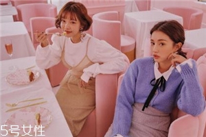 紫色針織衫怎么搭配？開春穿出浪漫甜美氣息
