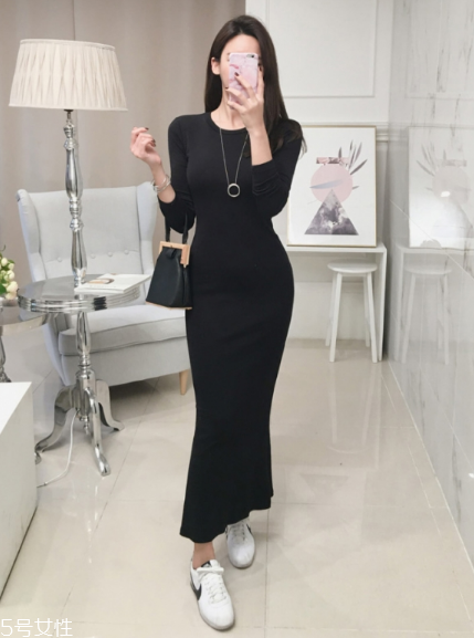 黑色針織連衣裙配什么鞋子？微胖女生也能駕馭