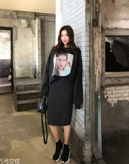 黑色針織裙配什么上衣好看？小女人溫柔氣質(zhì)盡顯