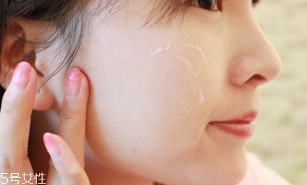 睡眠面膜過(guò)夜好不好？對(duì)于油皮是災(zāi)難