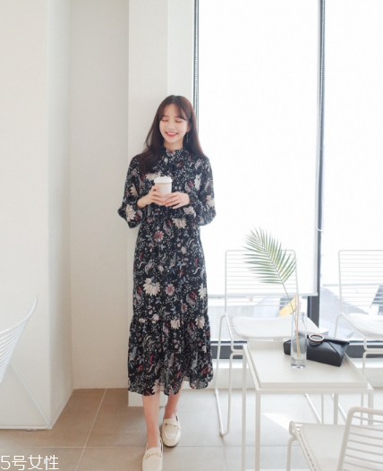 碎花連衣裙搭配什么鞋子？玩轉(zhuǎn)復古甜美