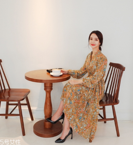碎花連衣裙搭配什么鞋子？玩轉(zhuǎn)復古甜美