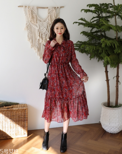 碎花連衣裙搭配什么鞋子？玩轉(zhuǎn)復古甜美