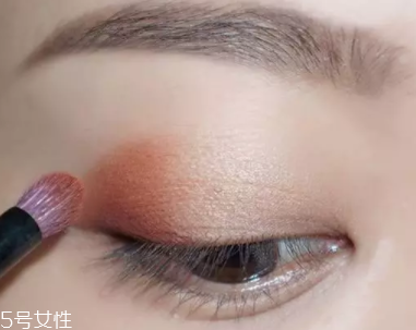 棕色眼影怎么畫(huà)好看？作為最后的暈染色