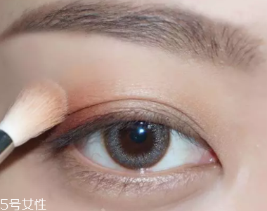 棕色眼影怎么畫(huà)好看？作為最后的暈染色
