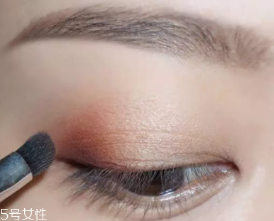 棕色眼影怎么畫(huà)好看？作為最后的暈染色