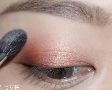 棕色眼影怎么畫(huà)好看？作為最后的暈染色