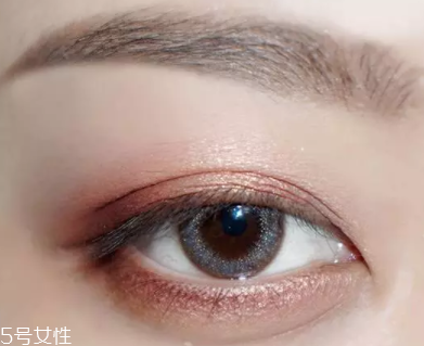 棕色眼影怎么畫(huà)好看？作為最后的暈染色