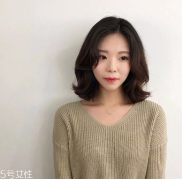 臉大適合什么發(fā)型？微卷波波頭是大臉福音