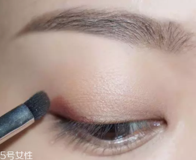 棕色眼影怎么畫(huà)好看？作為最后的暈染色