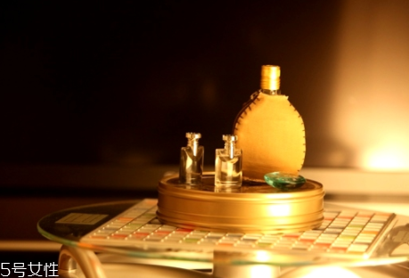 冬天香水噴在哪里最好？涂抹在耳后位置