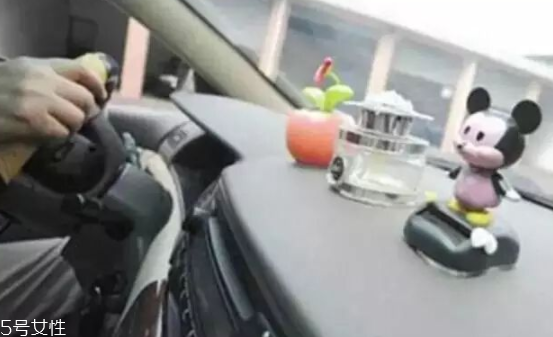 男士車(chē)?yán)锓攀裁聪闼茫繌V藿香讓人清醒