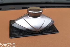 汽車(chē)香水怎么安裝？香水座需粘貼