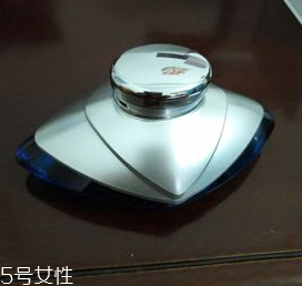 汽車(chē)香水怎么安裝？香水座需粘貼