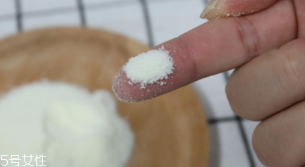 愛他美奶粉哪個版本好？白金版表現(xiàn)出色
