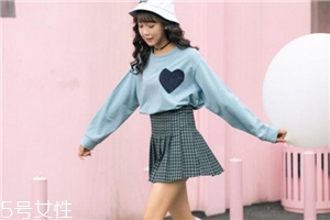 衛(wèi)衣搭配什么裙子好看？春日少女范兒盡顯