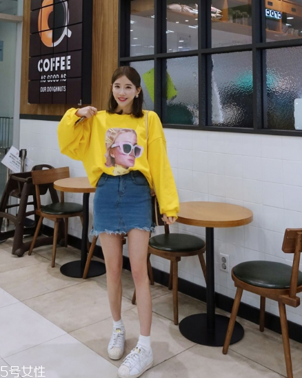 衛(wèi)衣搭配什么裙子好看？春日少女范兒盡顯