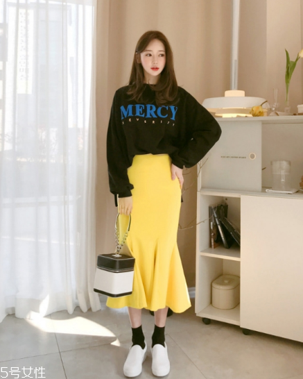 衛(wèi)衣搭配什么裙子好看？春日少女范兒盡顯