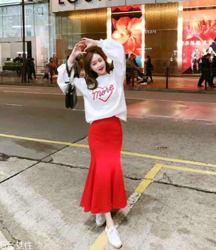 衛(wèi)衣搭配什么裙子好看？春日少女范兒盡顯