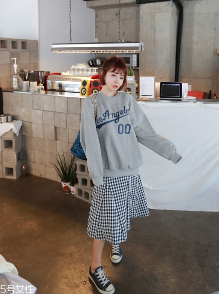 衛(wèi)衣搭配什么裙子好看？春日少女范兒盡顯