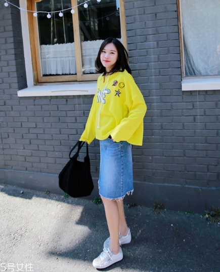 衛(wèi)衣搭配牛仔裙好看嗎？瞬間減齡變少女