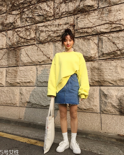 衛(wèi)衣搭配牛仔裙好看嗎？瞬間減齡變少女