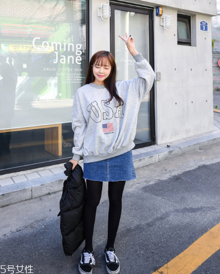 衛(wèi)衣搭配牛仔裙好看嗎？瞬間減齡變少女