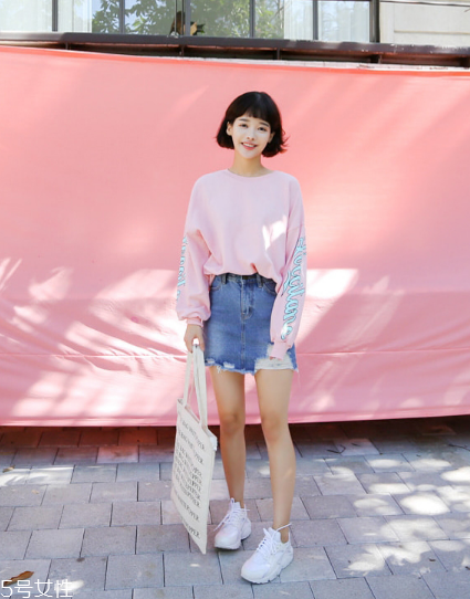 衛(wèi)衣搭配牛仔裙好看嗎？瞬間減齡變少女